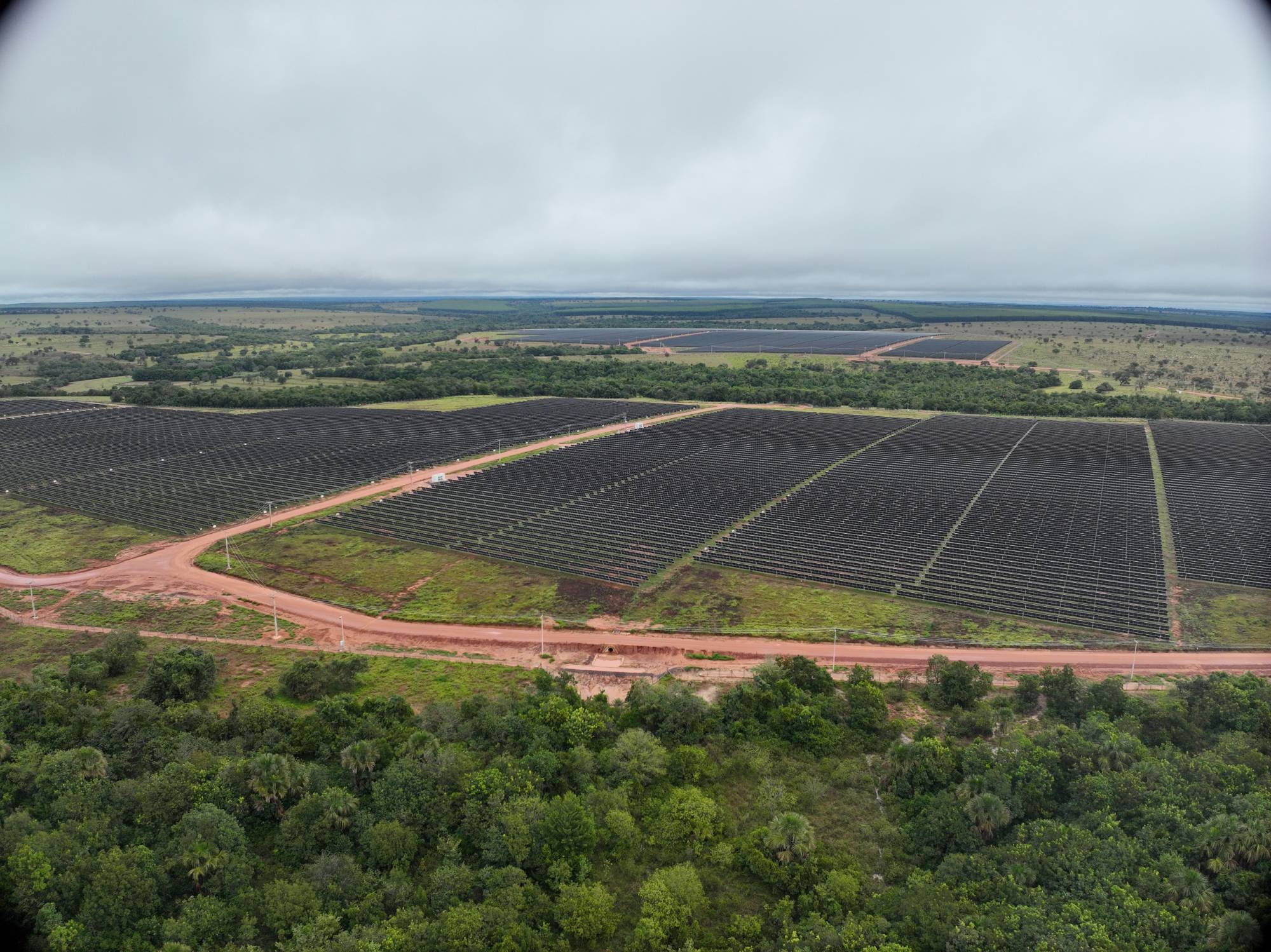 Usina fotovoltaica em área rural no Mato Grosso do Sul, vista aérea